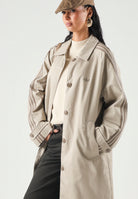 ADIDAS ORIGINALS  Trench  MAC COAT Khaki Three beige da donna con taglio lungo e vestibilità ampia. KS7333 . ADIDAS ORIGINALS 