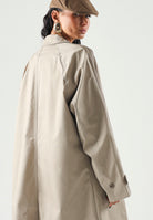 ADIDAS ORIGINALS  Trench  MAC COAT Khaki Three beige da donna con taglio lungo e vestibilità ampia. KS7333 . ADIDAS ORIGINALS 
