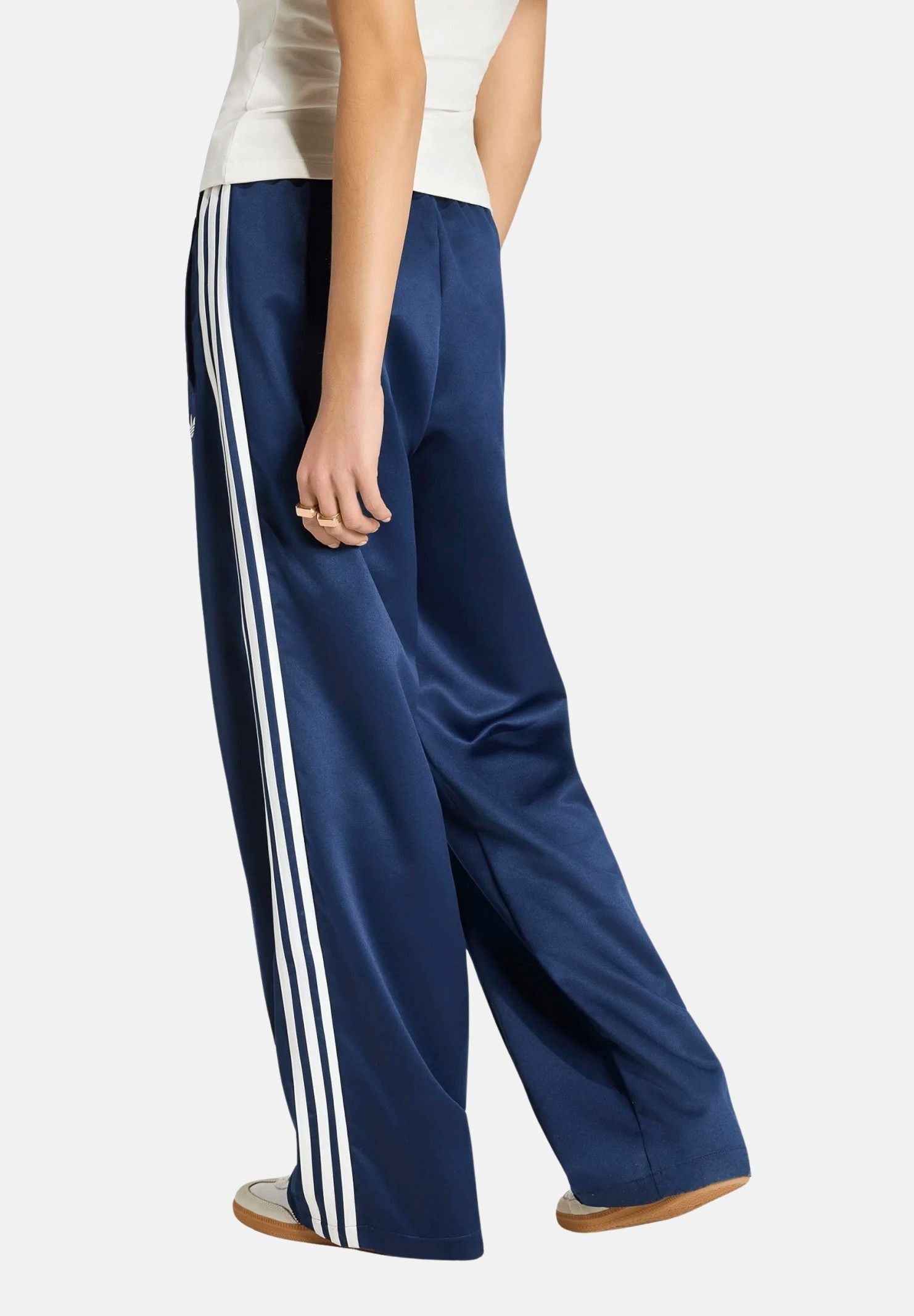ADIDAS ORIGINALS Pantaloni SATIN SST LOOSE TRACKPANTS blu da donna con iconiche strisce a contrasto e vita elasticizzata KS7339 . ADIDAS ORIGINALS 
