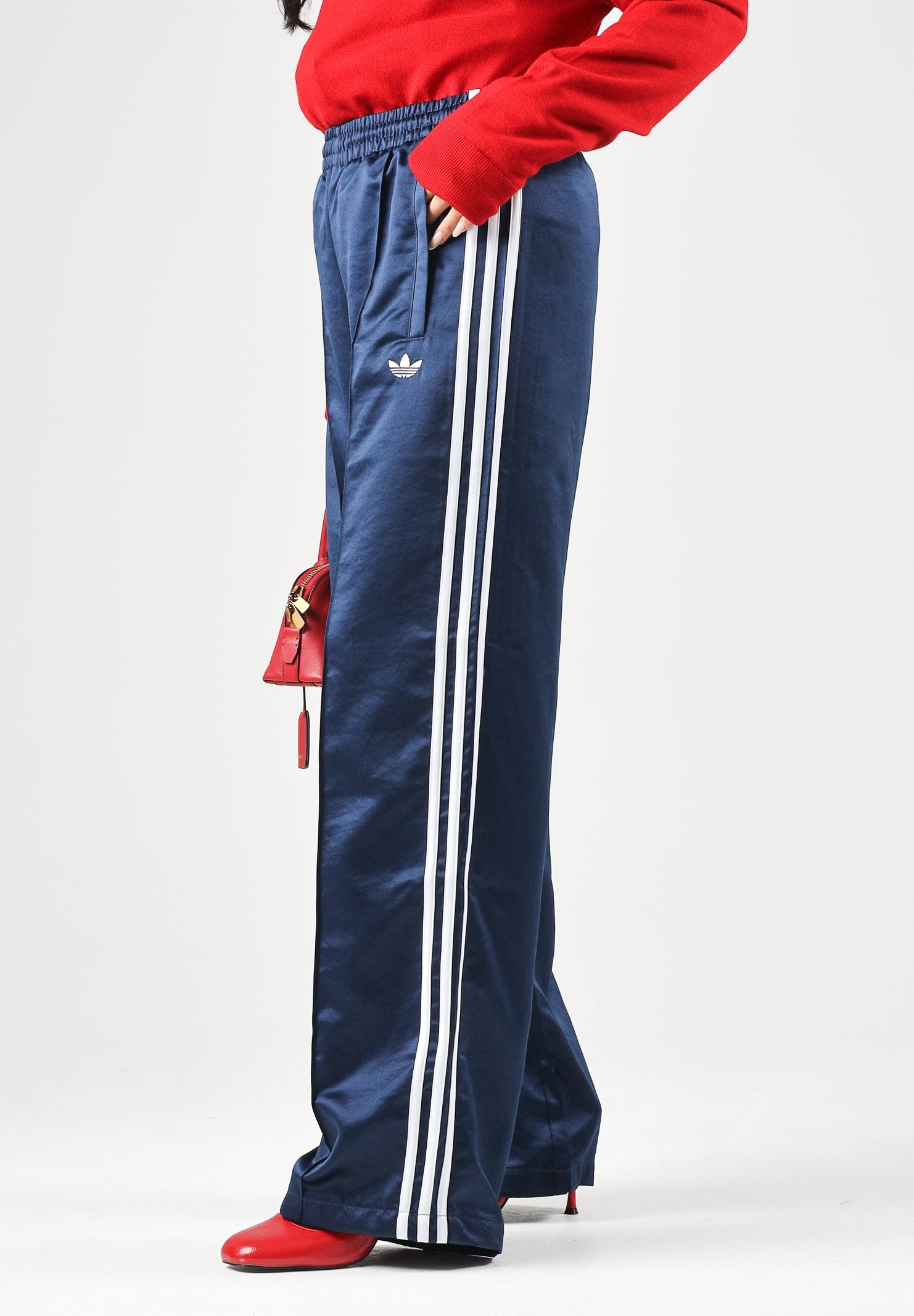 ADIDAS ORIGINALS Pantaloni SATIN SST LOOSE TRACKPANTS blu da donna con iconiche strisce a contrasto e vita elasticizzata KS7339 . ADIDAS ORIGINALS 