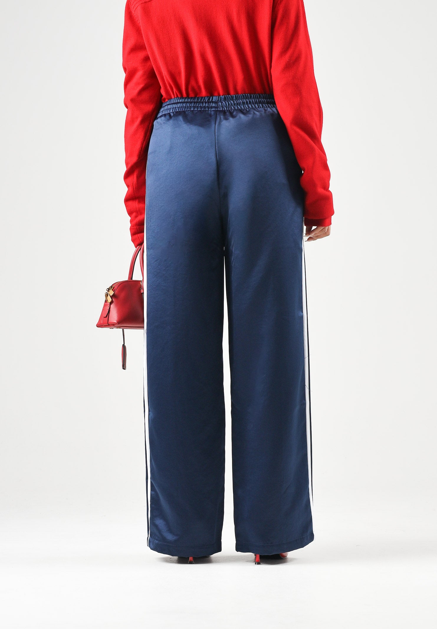 ADIDAS ORIGINALS Pantaloni SATIN SST LOOSE TRACKPANTS blu da donna con iconiche strisce a contrasto e vita elasticizzata KS7339 . ADIDAS ORIGINALS 