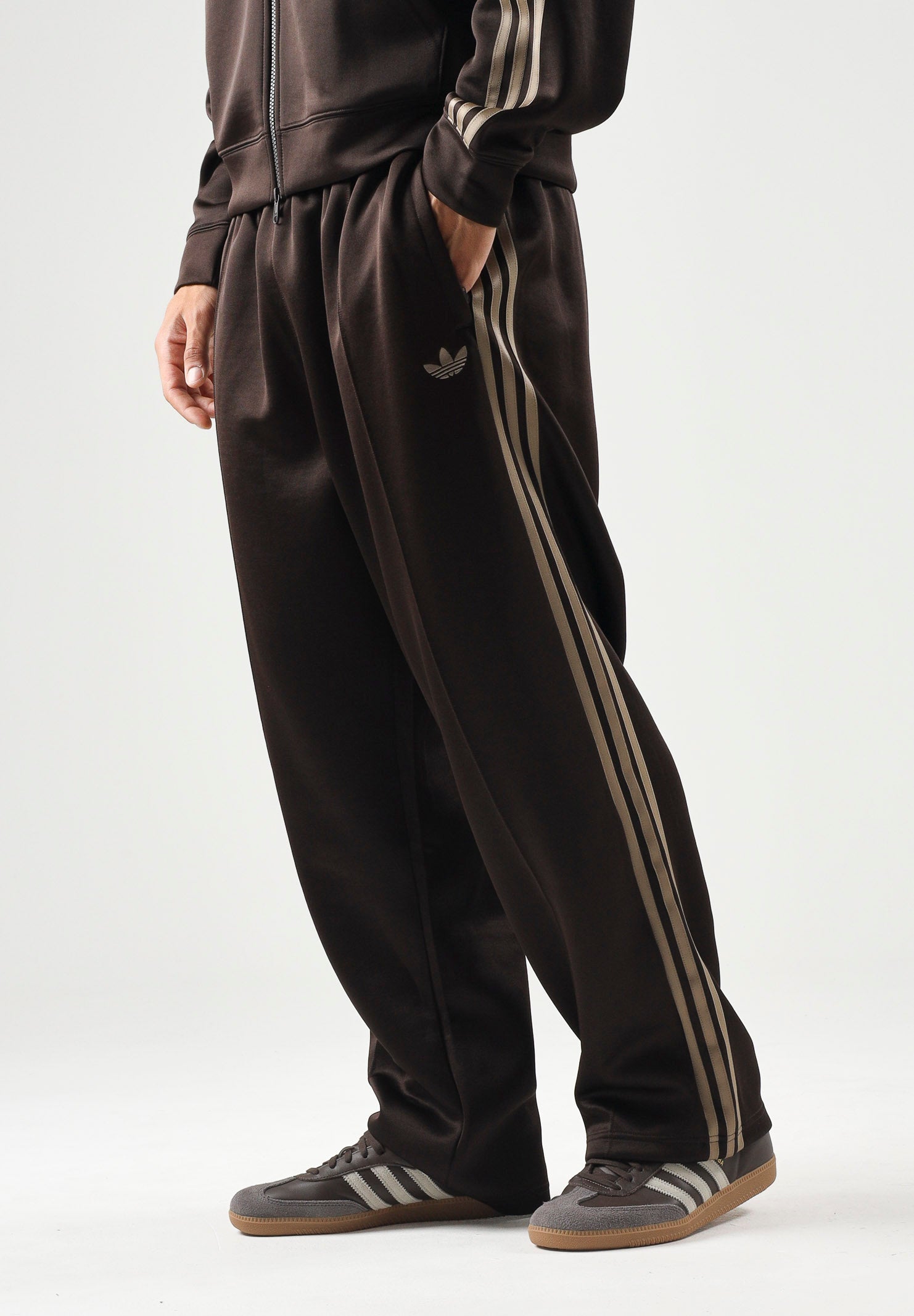 ADIDAS ORIGINALS Pantaloni ADICOLOR SPACER Aurora Coffee da uomo con iconiche 3-stripes KS7432 . ADIDAS ORIGINALS 
