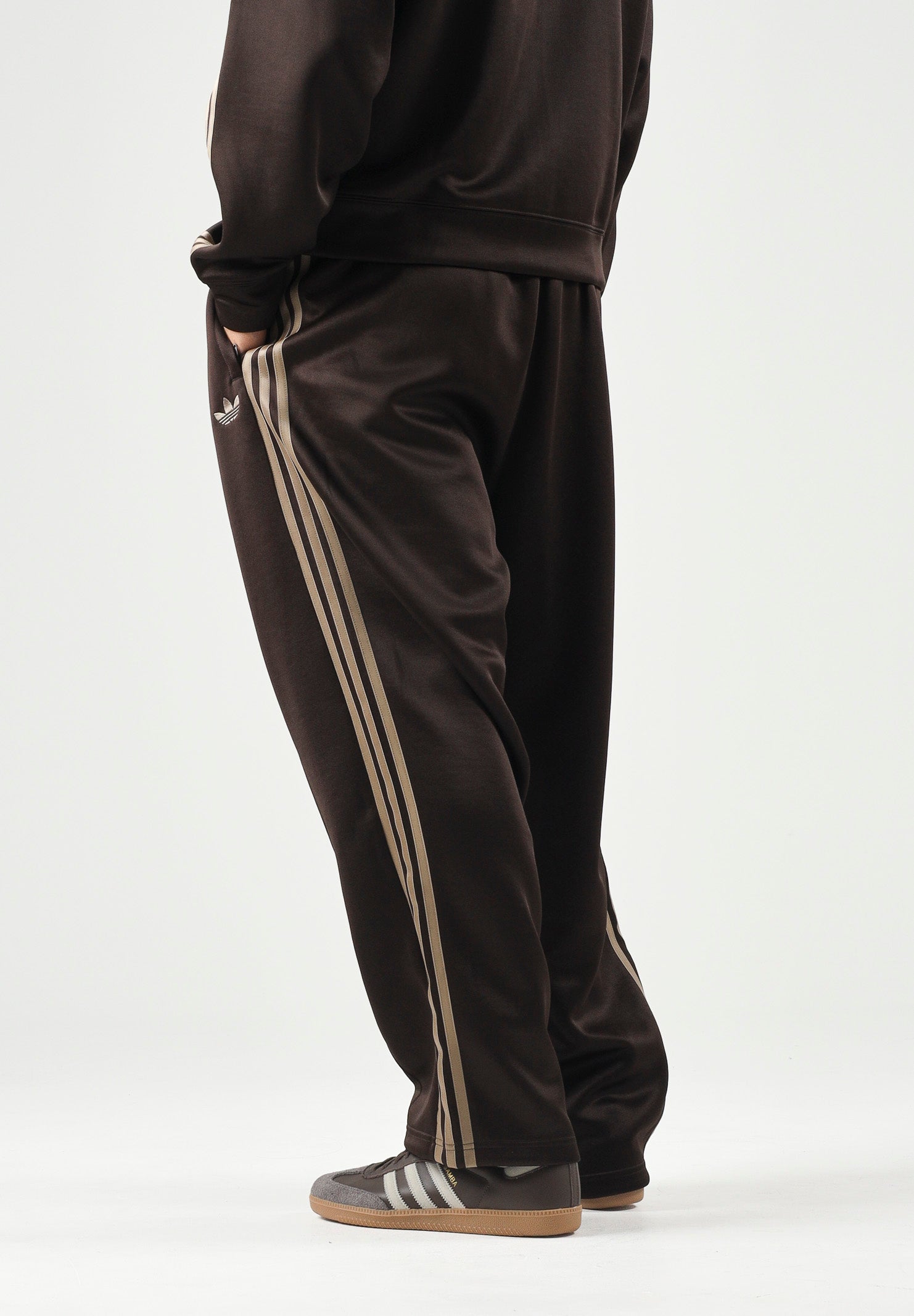 ADIDAS ORIGINALS Pantaloni ADICOLOR SPACER Aurora Coffee da uomo con iconiche 3-stripes KS7432 . ADIDAS ORIGINALS 