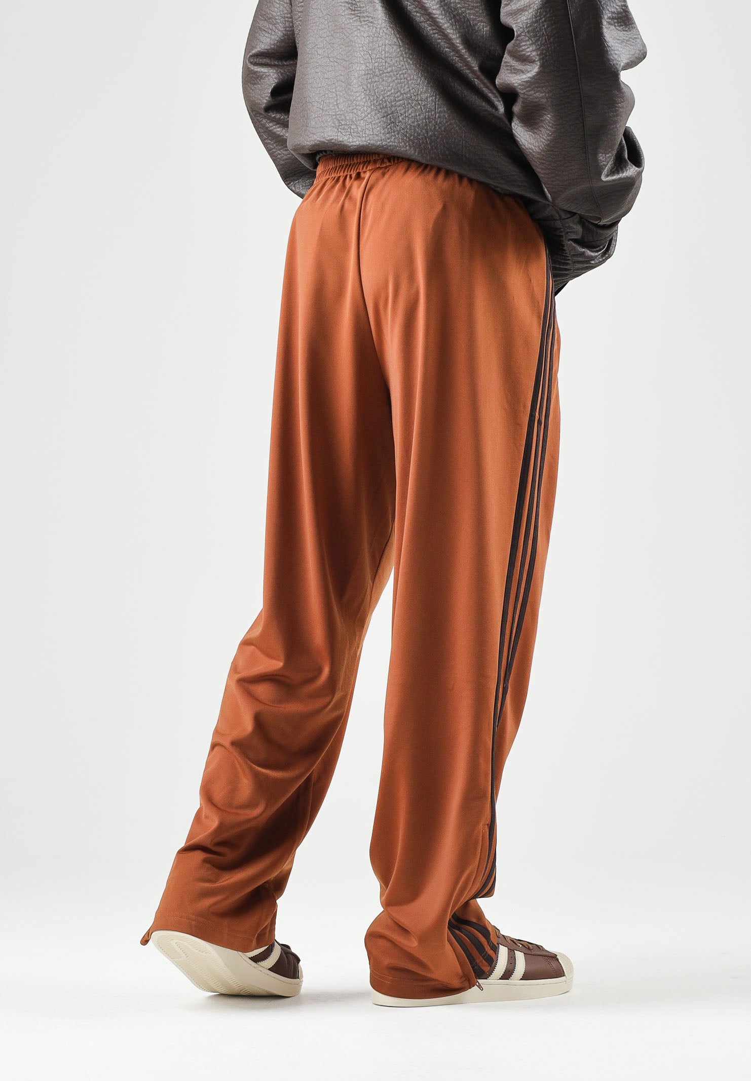 ADIDAS ORIGINALS Pantaloni FIREBIRD VELOUR marrone e bronzo per uomo e donna KS7479 . ADIDAS ORIGINALS 