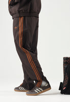 ADIDAS ORIGINALS Pantaloni FIREBIRD WOVEN Aurora Coffee-marrone da uomo con logo Trefoil ricamato. KS7499 . ADIDAS ORIGINALS 