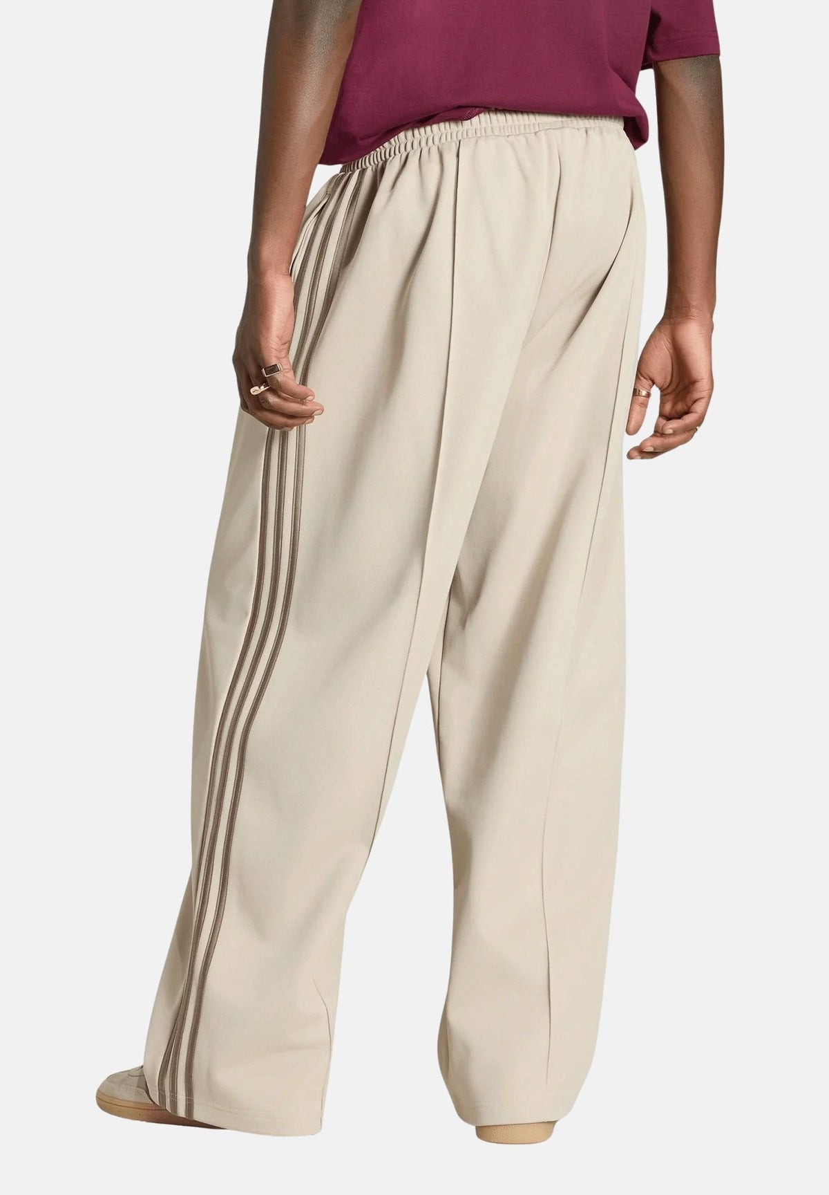 ADIDAS ORIGINALS Pantaloni sportivi OVERSIZED khaki beige da uomo con iconiche 3 stripes KS7527 . ADIDAS ORIGINALS 