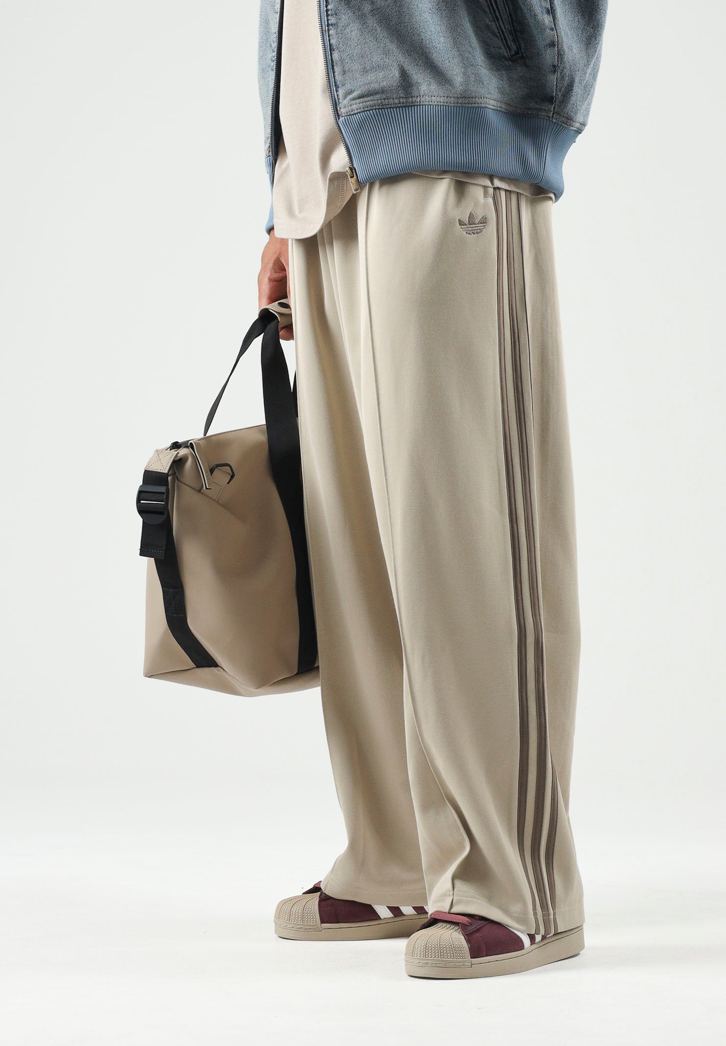 ADIDAS ORIGINALS Pantaloni OVERSIZED khaki beige da uomo con iconiche 3 stripes KS7527 . ADIDAS ORIGINALS 