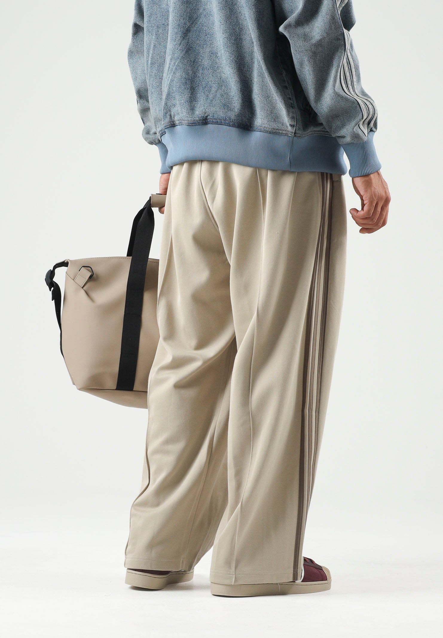 ADIDAS ORIGINALS Pantaloni OVERSIZED khaki beige da uomo con iconiche 3 stripes KS7527 . ADIDAS ORIGINALS 