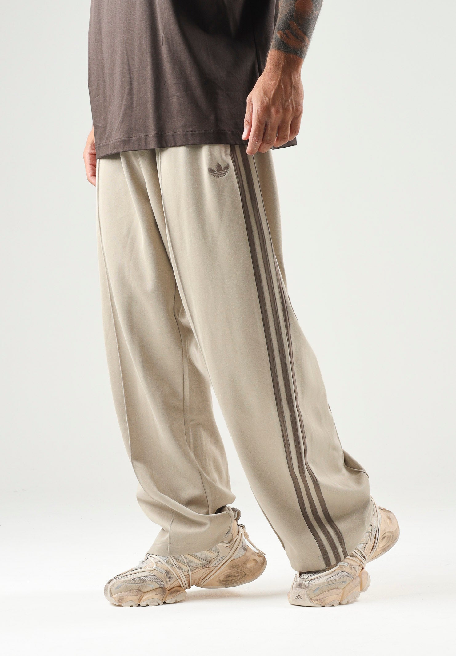ADIDAS ORIGINALS Pantaloni OVERSIZED khaki beige da uomo con iconiche 3 stripes KS7527 . ADIDAS ORIGINALS 