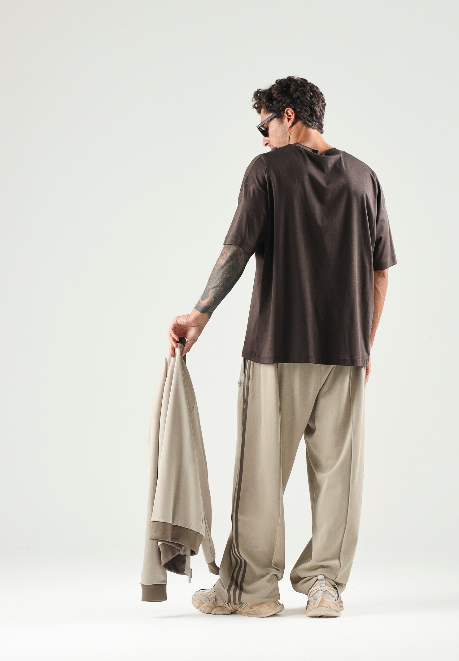 ADIDAS ORIGINALS Pantaloni OVERSIZED khaki beige da uomo con iconiche 3 stripes KS7527 . ADIDAS ORIGINALS 