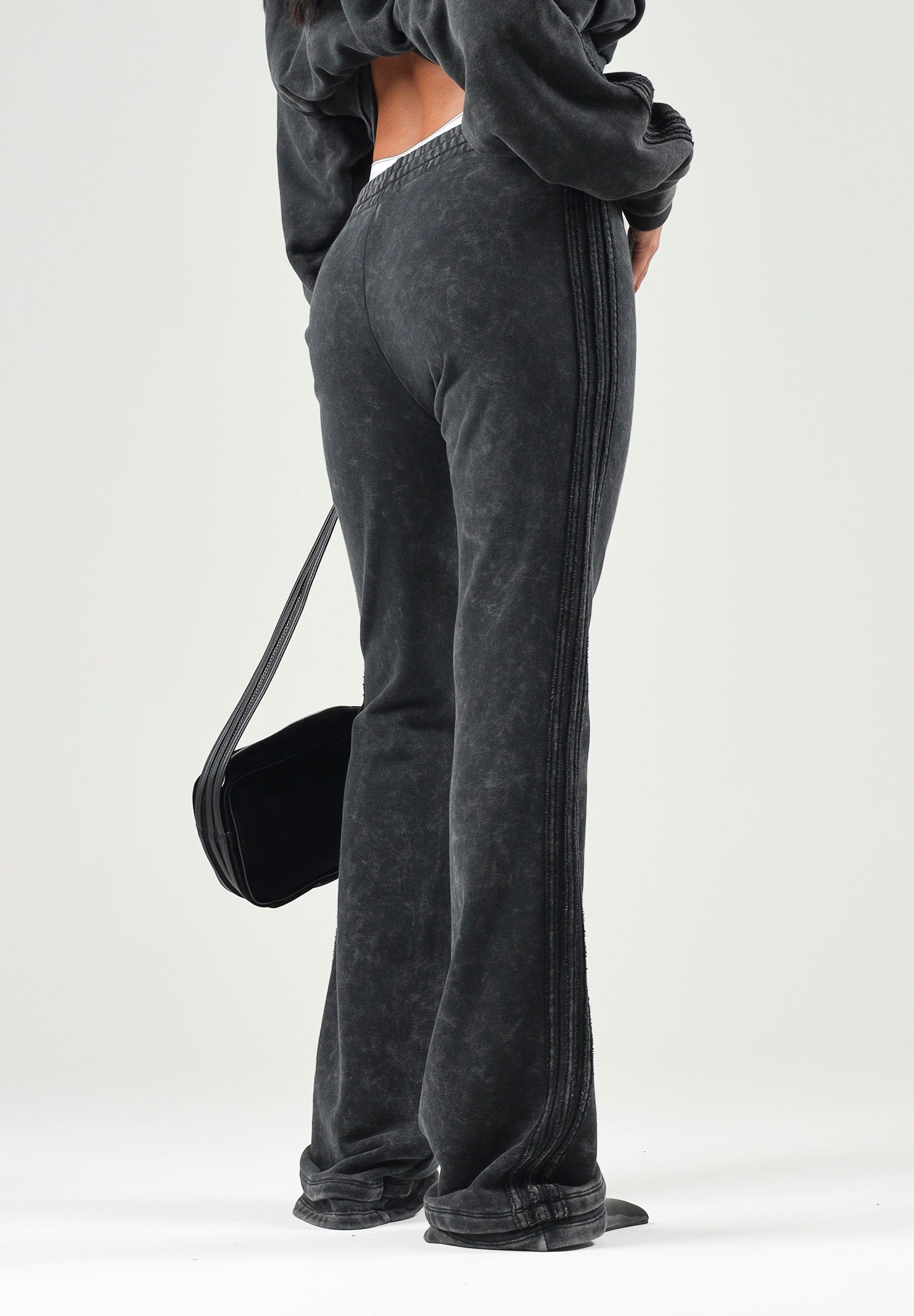 ADIDAS ORIGINALS  Pantaloni  SST BOOTCUT PANT neri da donna<BR/> KS9168 . ADIDAS ORIGINALS 
