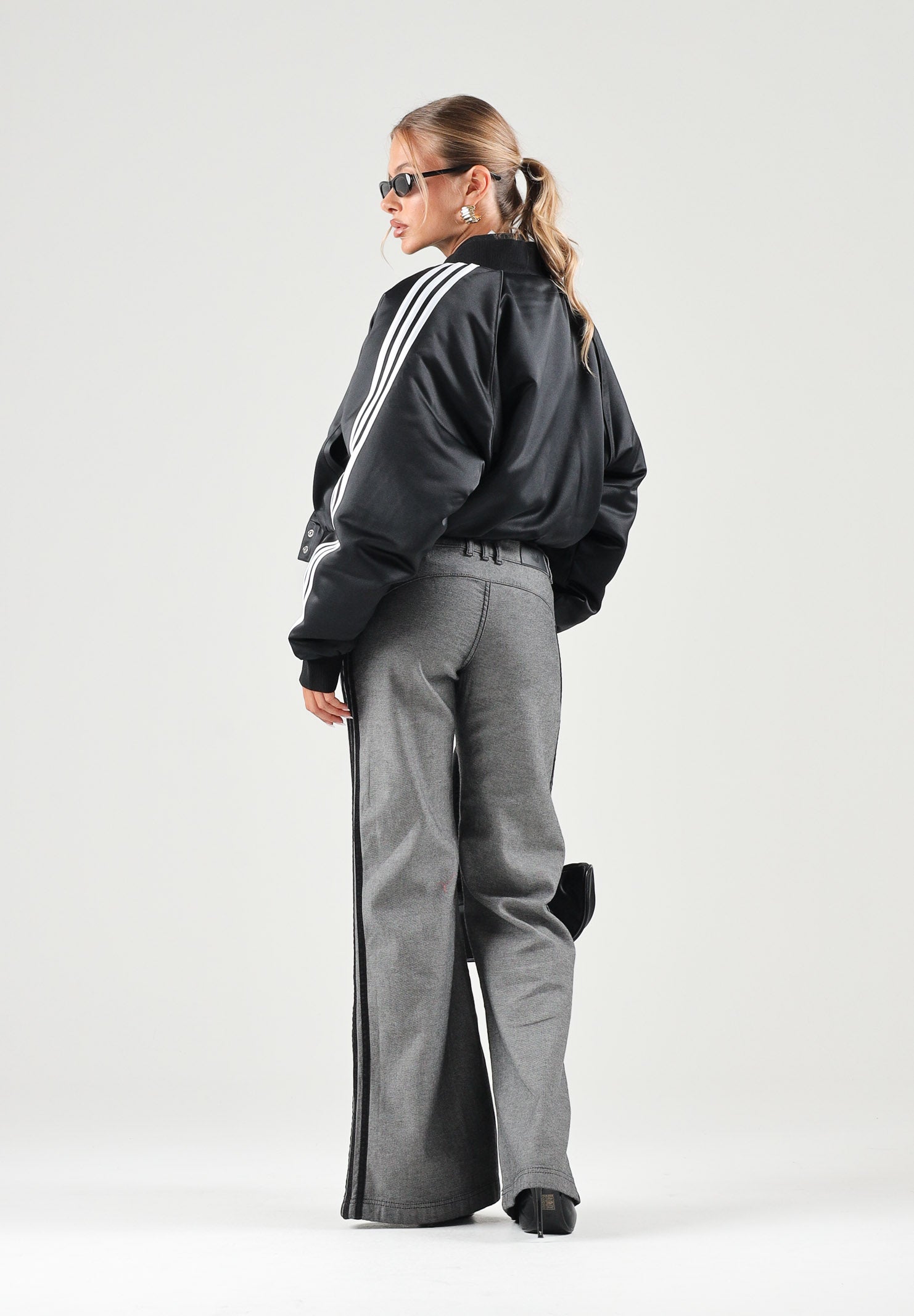 ADIDAS ORIGINALS Pantaloni WIDE LEG grigi per donna con vita elasticizzata e bande laterali. KS9213 . ADIDAS ORIGINALS 
