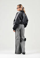 ADIDAS ORIGINALS Pantaloni in jeans WIDE LEG grigi per donna con vita elasticizzata e bande laterali. KS9213 . ADIDAS ORIGINALS 