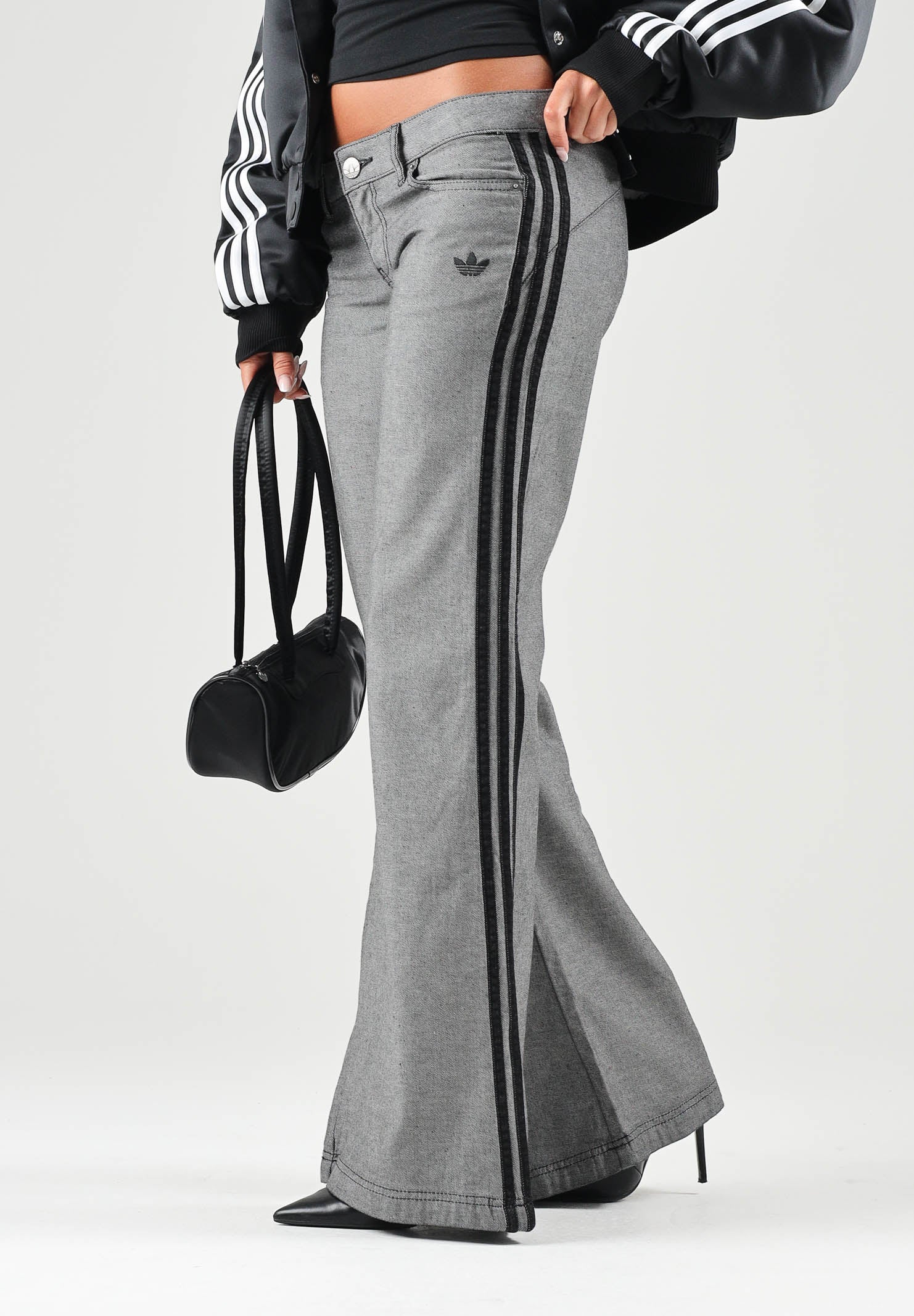 ADIDAS ORIGINALS Pantaloni WIDE LEG grigi per donna con vita elasticizzata e bande laterali. KS9213 . ADIDAS ORIGINALS 