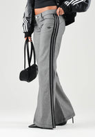 ADIDAS ORIGINALS Pantaloni in jeans WIDE LEG grigi per donna con vita elasticizzata e bande laterali. KS9213 . ADIDAS ORIGINALS 