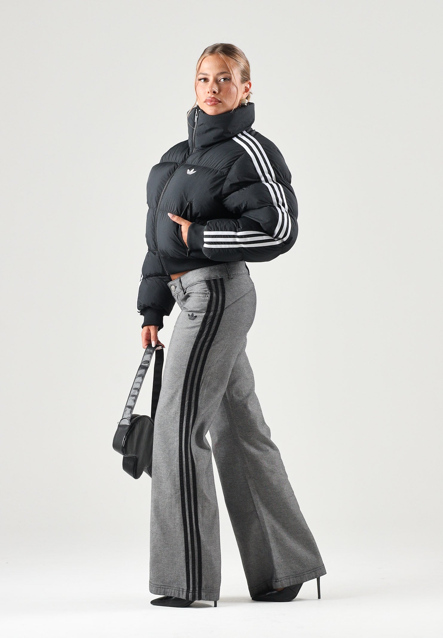 ADIDAS ORIGINALS Pantaloni WIDE LEG grigi per donna con vita elasticizzata e bande laterali. KS9213 . ADIDAS ORIGINALS 
