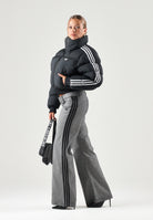 ADIDAS ORIGINALS Pantaloni in jeans WIDE LEG grigi per donna con vita elasticizzata e bande laterali. KS9213 . ADIDAS ORIGINALS 