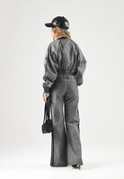 ADIDAS ORIGINALS Pantaloni in jeans WIDE LEG grigi per donna con vita elasticizzata e bande laterali. KS9213 . ADIDAS ORIGINALS 