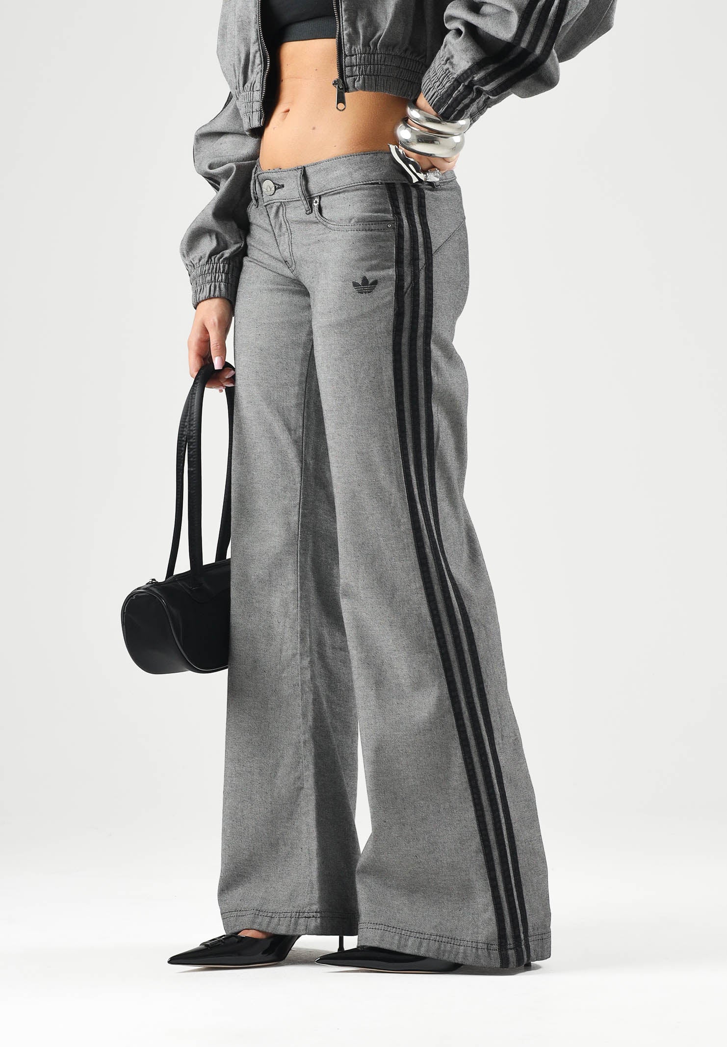 ADIDAS ORIGINALS Pantaloni in jeans WIDE LEG grigi per donna con vita elasticizzata e bande laterali. KS9213 . ADIDAS ORIGINALS 