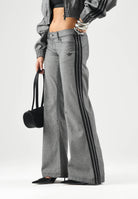 ADIDAS ORIGINALS Pantaloni in jeans WIDE LEG grigi per donna con vita elasticizzata e bande laterali. KS9213 . ADIDAS ORIGINALS 