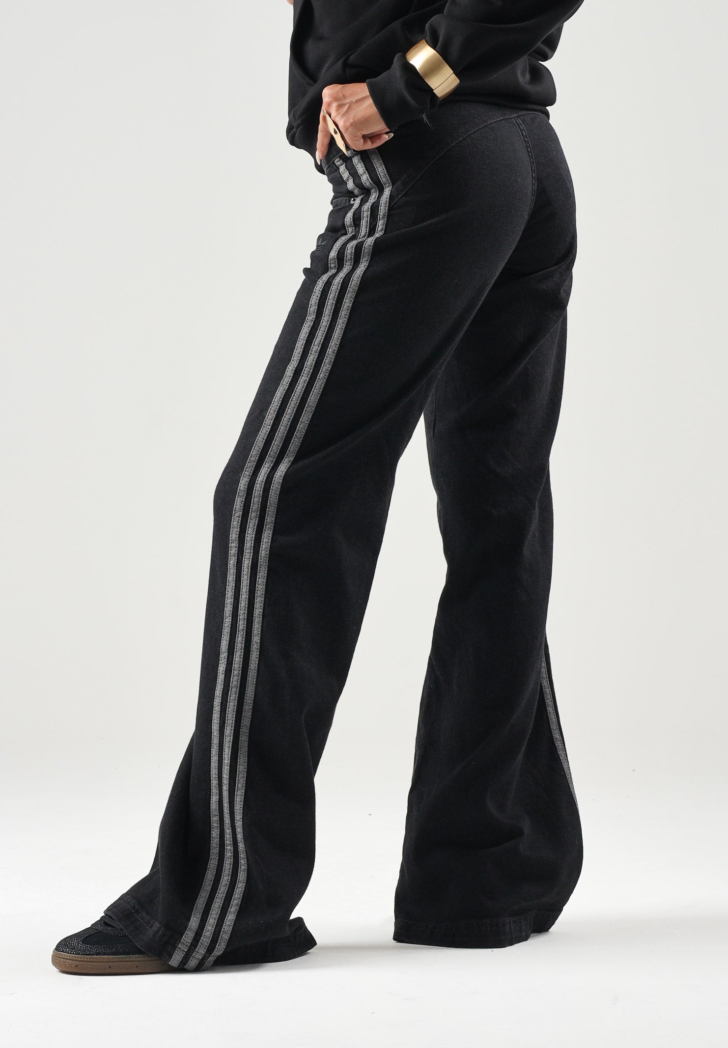 ADIDAS ORIGINALS Jeans SST LOW RISE FLARED nero da donna con gamba svasata. KS9214 . ADIDAS ORIGINALS 