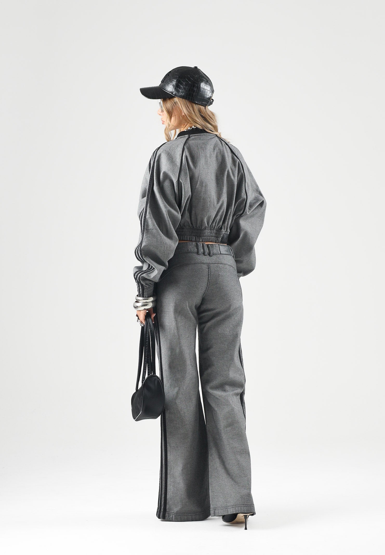 ADIDAS ORIGINALS Felpa con zip SST DENIM TRACKTOP grigia per donna con design cropped corto KS9215 . ADIDAS ORIGINALS 