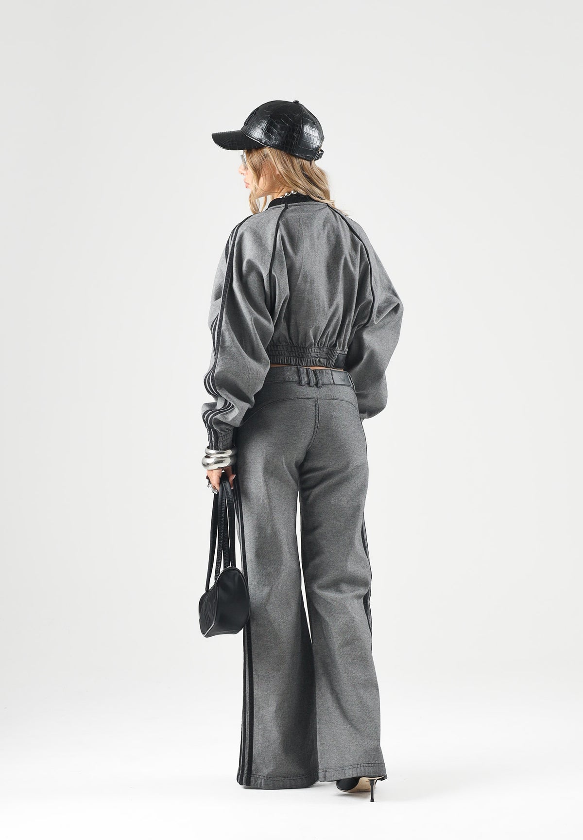 ADIDAS ORIGINALS Felpa con zip SST DENIM TRACKTOP grigia per donna con design cropped corto KS9215 . ADIDAS ORIGINALS 
