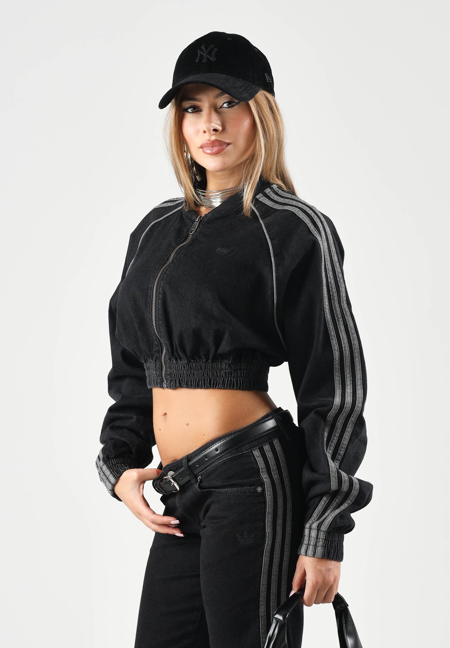 ADIDAS ORIGINALS Giubbotto di jeans TRACK JACKET denim nero da donna con taglio corto cropped e zip integrale KS9216 . ADIDAS ORIGINALS 