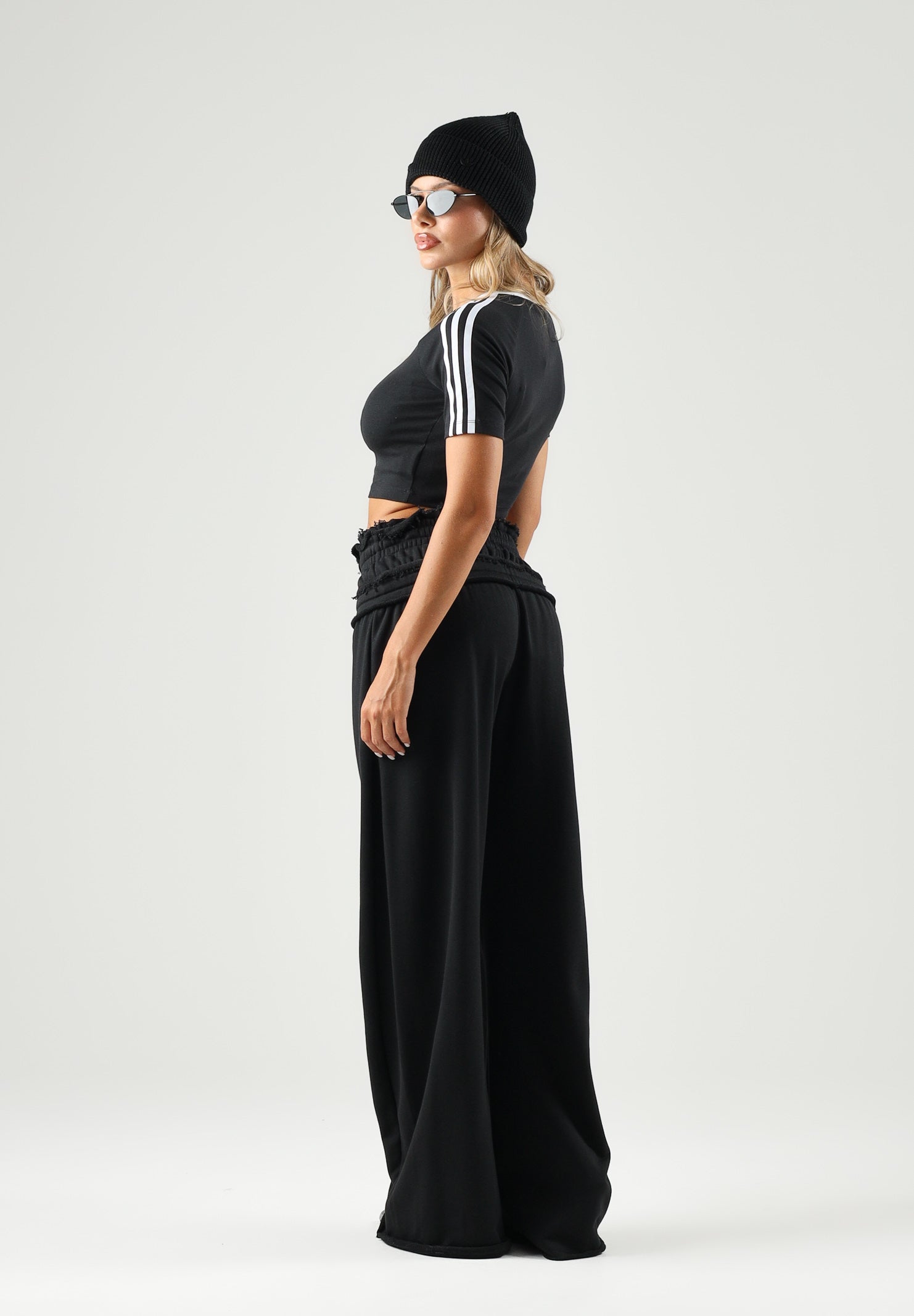 ADIDAS ORIGINALS Pantaloni WIDE LEG nero da donna con design tinta unita e vita elasticizzata con coulisse. KS9235 . ADIDAS ORIGINALS 