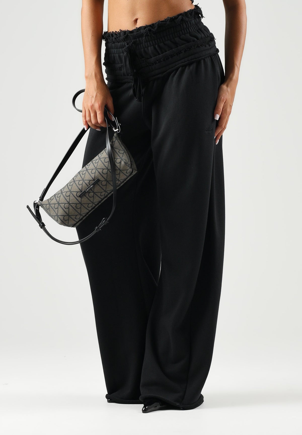 ADIDAS ORIGINALS Pantaloni WIDE LEG nero da donna con design tinta unita e vita elasticizzata con coulisse. KS9235 . ADIDAS ORIGINALS 