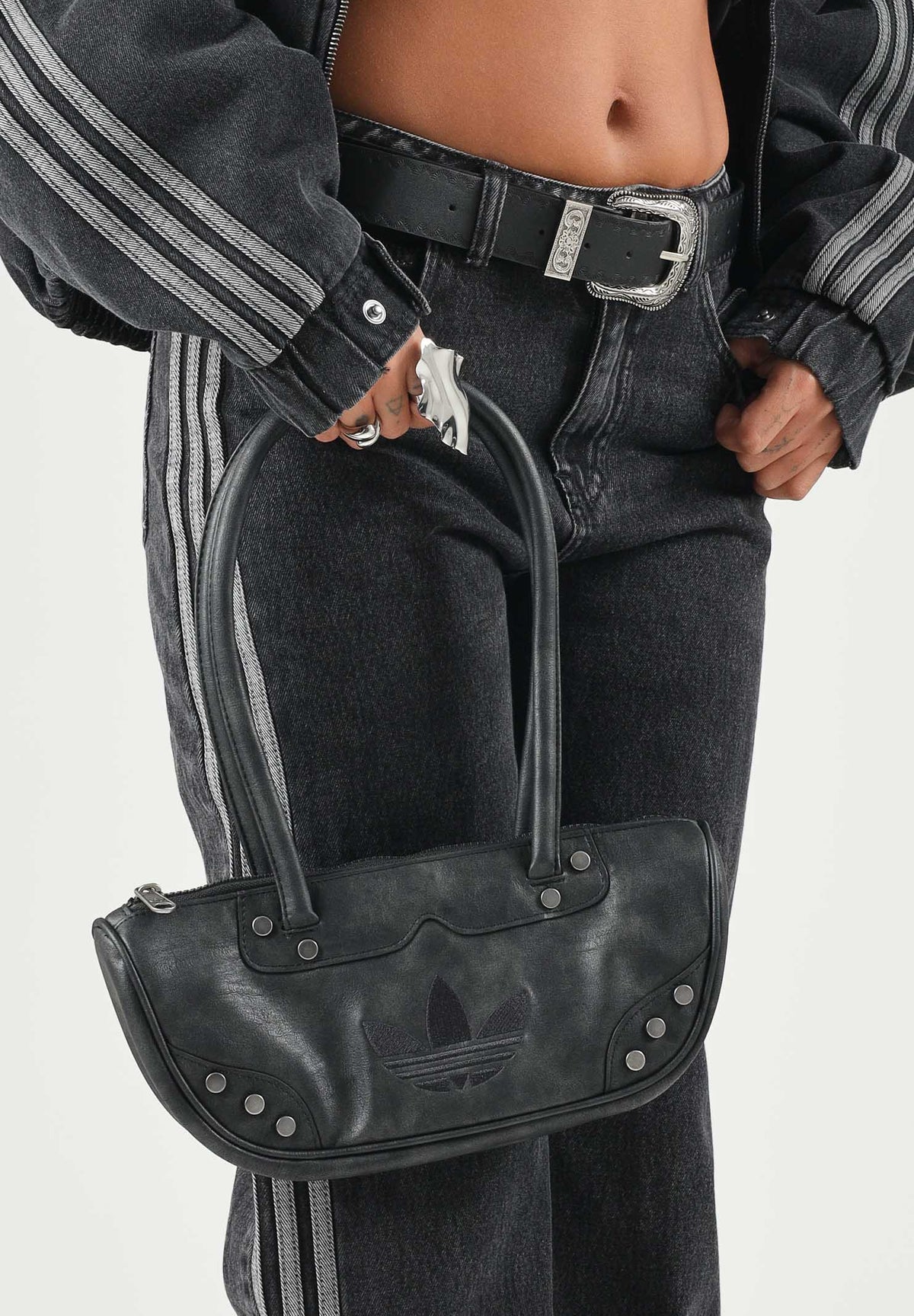 ADIDAS ORIGINALS Borsa BOWLING BAG STUDS nero per uomo e donna con borchie metalliche laterali KS9292 . ADIDAS ORIGINALS 