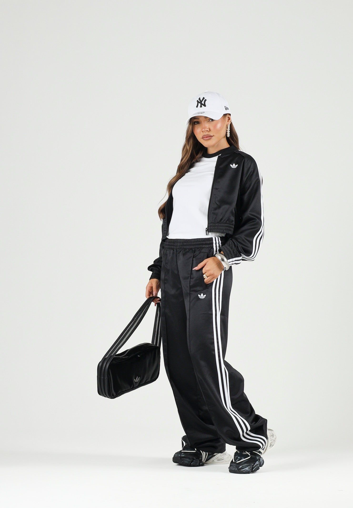 ADIDAS ORIGINALS Giacca SATIN SST in raso nera da donna con 3-Stripes bianche a contrasto. KS9371 . ADIDAS ORIGINALS 