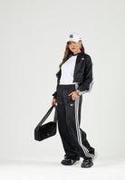 ADIDAS ORIGINALS Giacca SATIN SST in raso nera da donna con 3-Stripes bianche a contrasto. KS9371 . ADIDAS ORIGINALS 