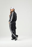 ADIDAS ORIGINALS Giacca SATIN SST in raso nera da donna con 3-Stripes bianche a contrasto. KS9371 . ADIDAS ORIGINALS 