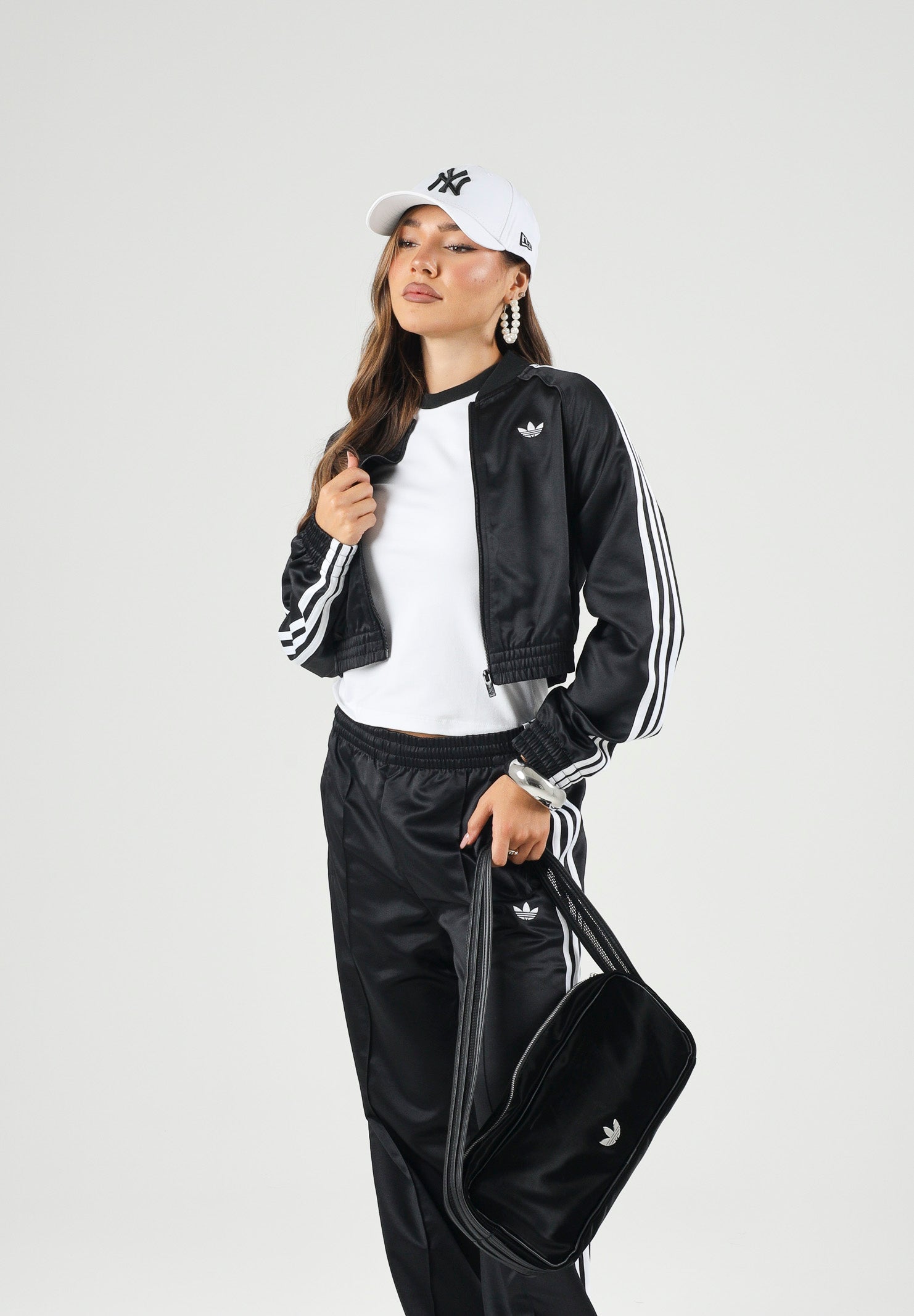 ADIDAS ORIGINALS Giacca SATIN SST in raso nera da donna con 3-Stripes bianche a contrasto. KS9371 . ADIDAS ORIGINALS 