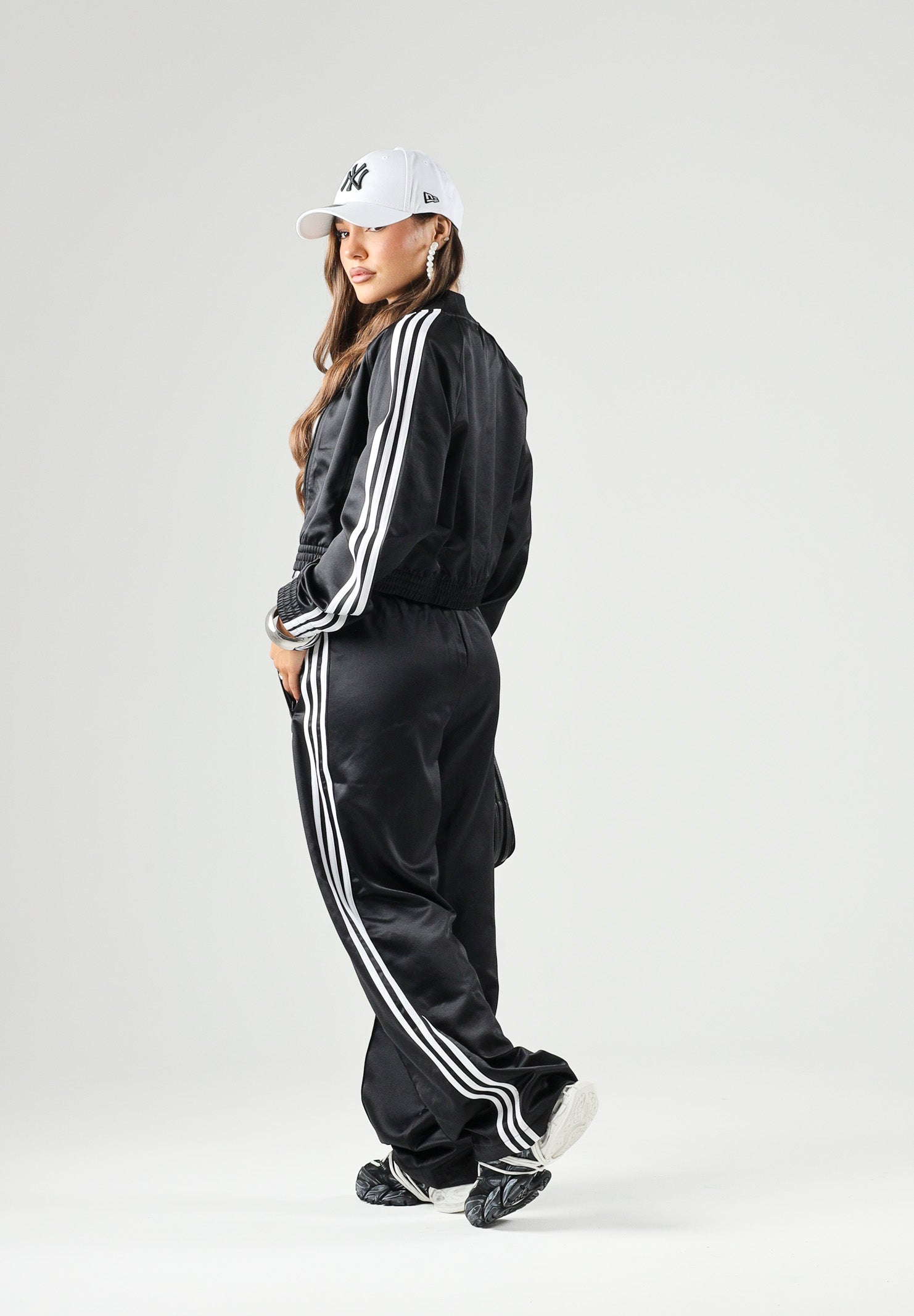 ADIDAS ORIGINALS Pantalone SATIN SST LOOSE nero da donna con iconiche 3-Stripes laterali a contrasto. KS9372 . ADIDAS ORIGINALS 
