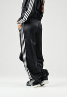 ADIDAS ORIGINALS Pantalone SATIN SST LOOSE nero da donna con iconiche 3-Stripes laterali a contrasto. KS9372 . ADIDAS ORIGINALS 