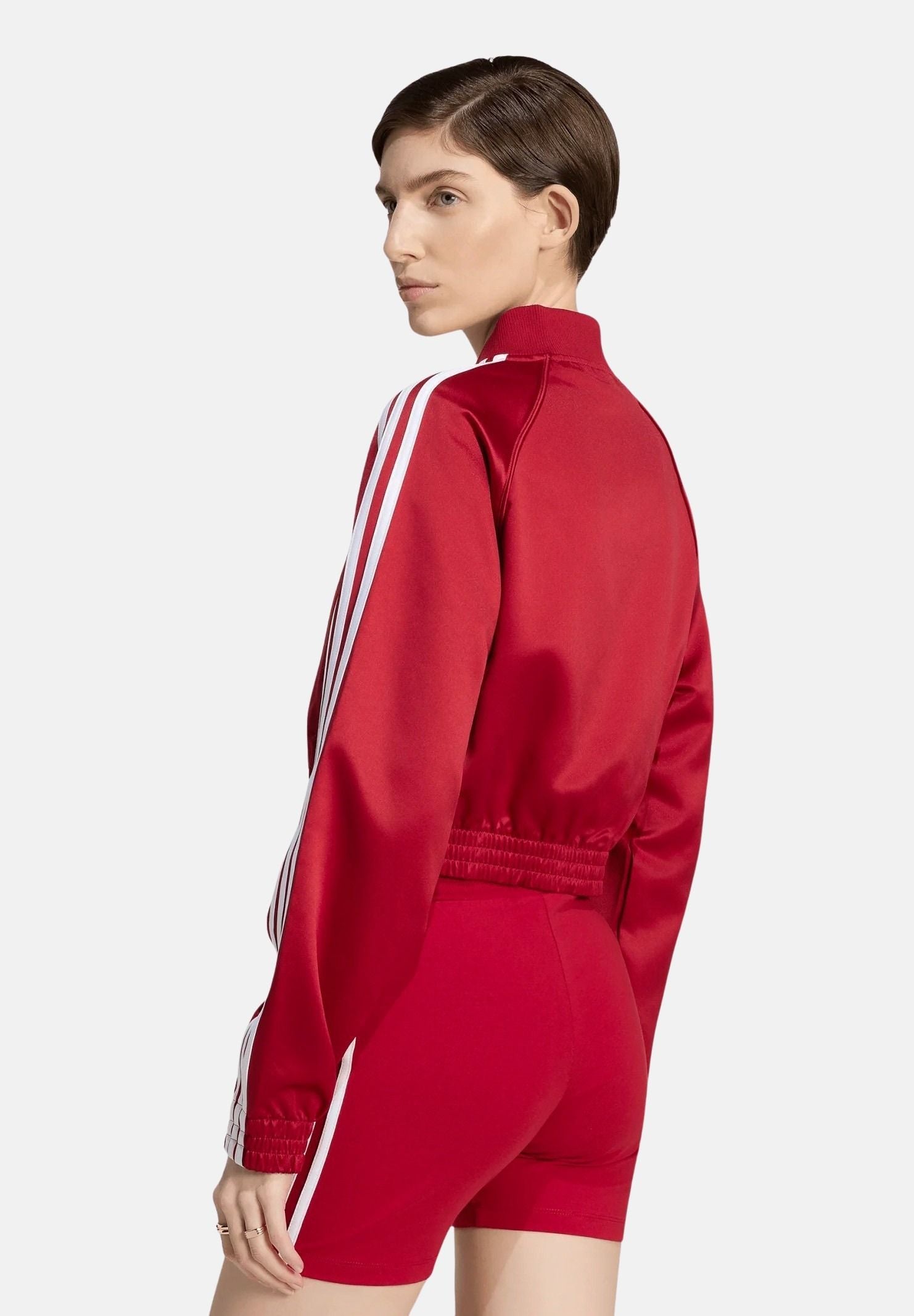 ADIDAS ORIGINALS Felpa SATIN SST Team Victory Red rossa da donna, in raso lucido, con zip integrale, tre strisce e fondo elasticizzato. KS9947 . ADIDAS ORIGINALS 