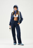 ADIDAS ORIGINALS Giacca SATIN NIGHT indigo blu notte da donna con iconiche 3-Stripes bianche <BR/> KS9948 . ADIDAS ORIGINALS 