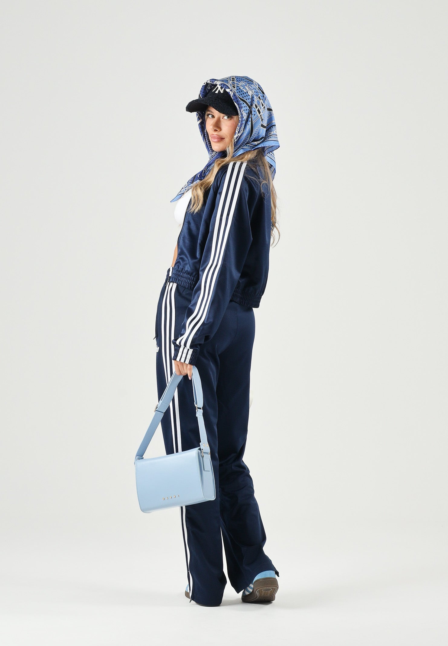 ADIDAS ORIGINALS Giacca SATIN NIGHT indigo blu notte da donna con iconiche 3-Stripes bianche <BR/> KS9948 . ADIDAS ORIGINALS 
