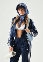 ADIDAS ORIGINALS Giacca SATIN NIGHT indigo blu notte da donna con iconiche 3-Stripes bianche <BR/> KS9948 . ADIDAS ORIGINALS 