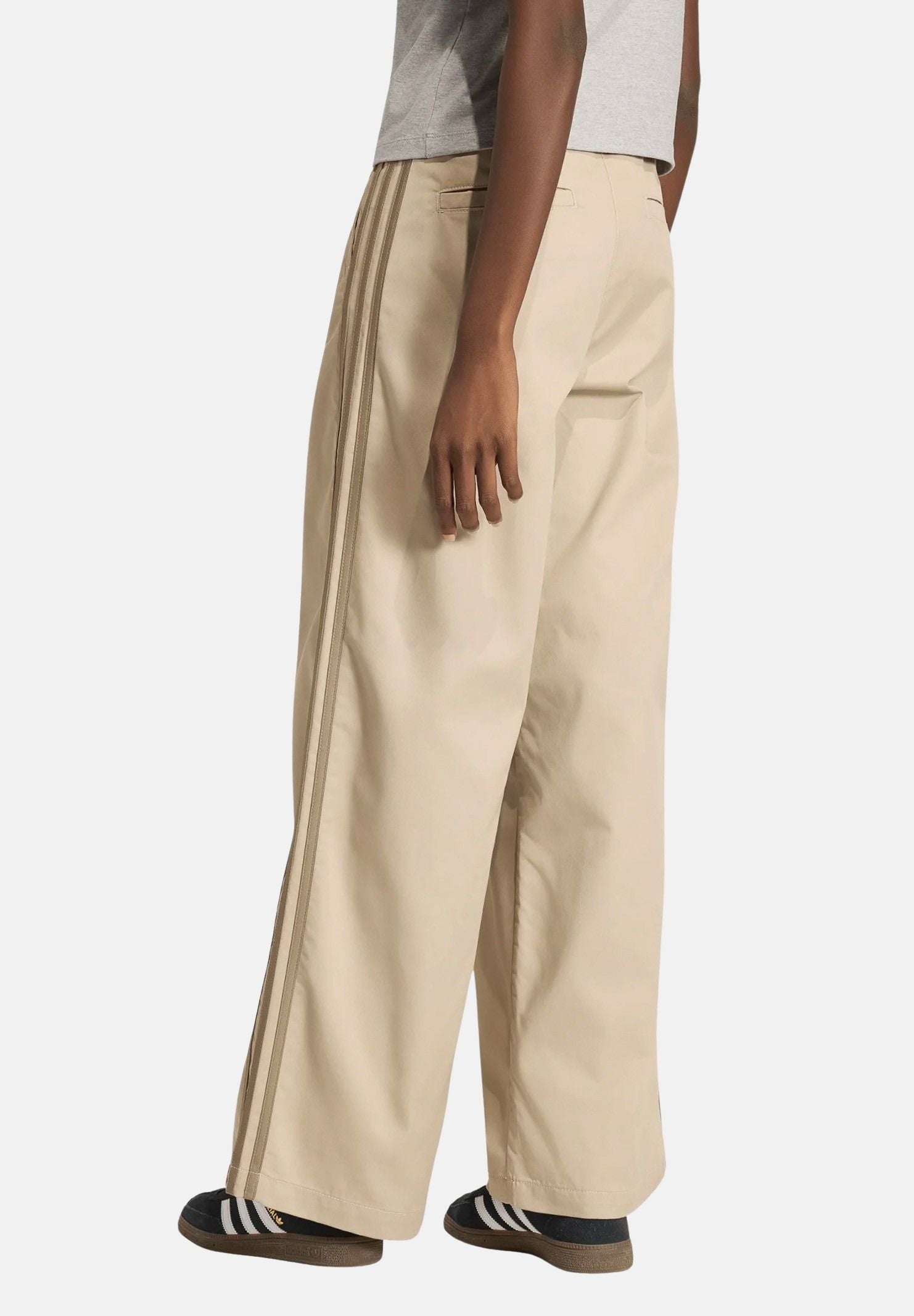 ADIDAS ORIGINALS Pantaloni 3 STRIPES PLEATED PANTS khaki beige da donna KS9949 . ADIDAS ORIGINALS 