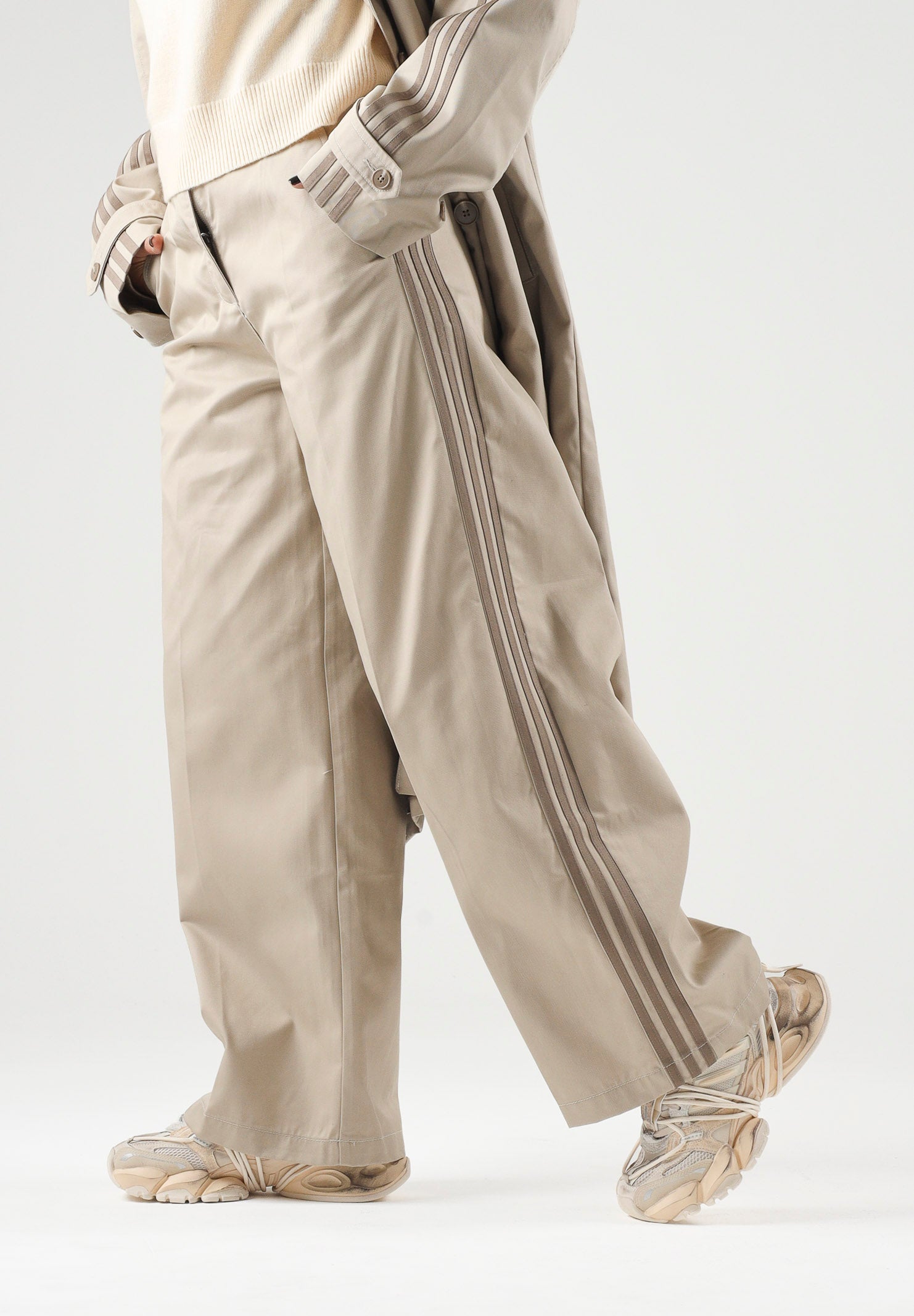 ADIDAS ORIGINALS Pantaloni 3 STRIPES PLEATED PANTS khaki beige da donna KS9949 . ADIDAS ORIGINALS 