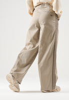 ADIDAS ORIGINALS Pantaloni 3 STRIPES PLEATED PANTS khaki beige da donna KS9949 . ADIDAS ORIGINALS 