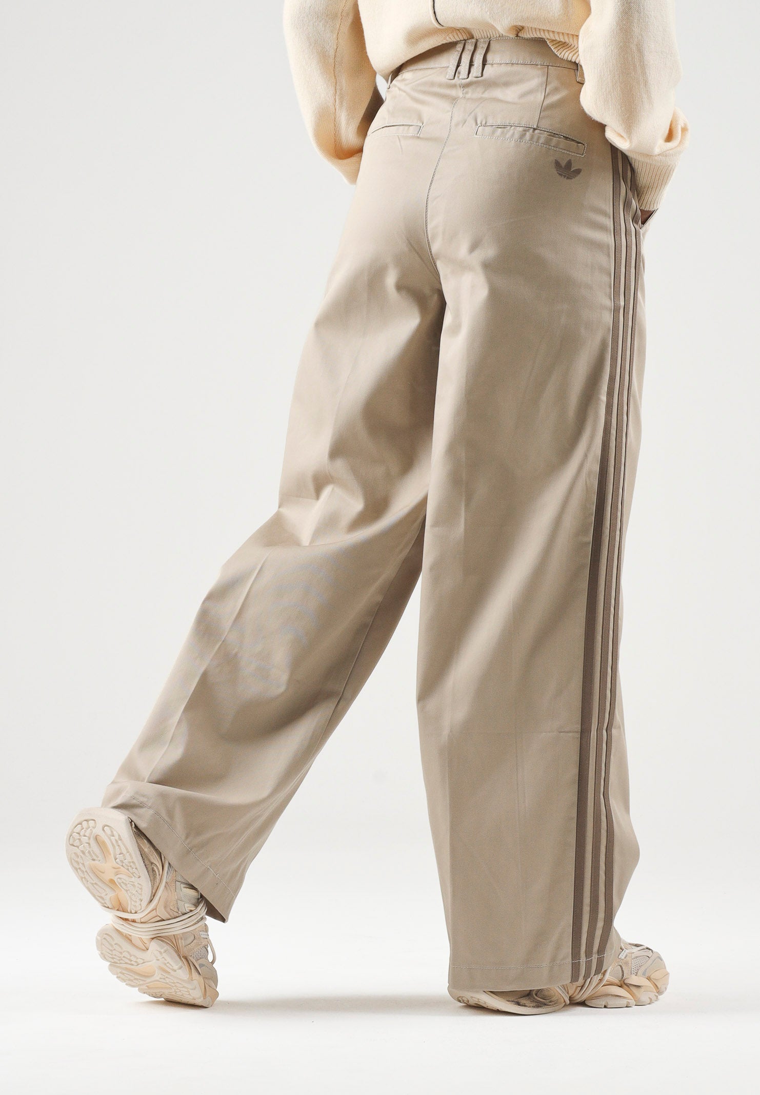 ADIDAS ORIGINALS Pantaloni 3 STRIPES PLEATED PANTS khaki beige da donna KS9949 . ADIDAS ORIGINALS 