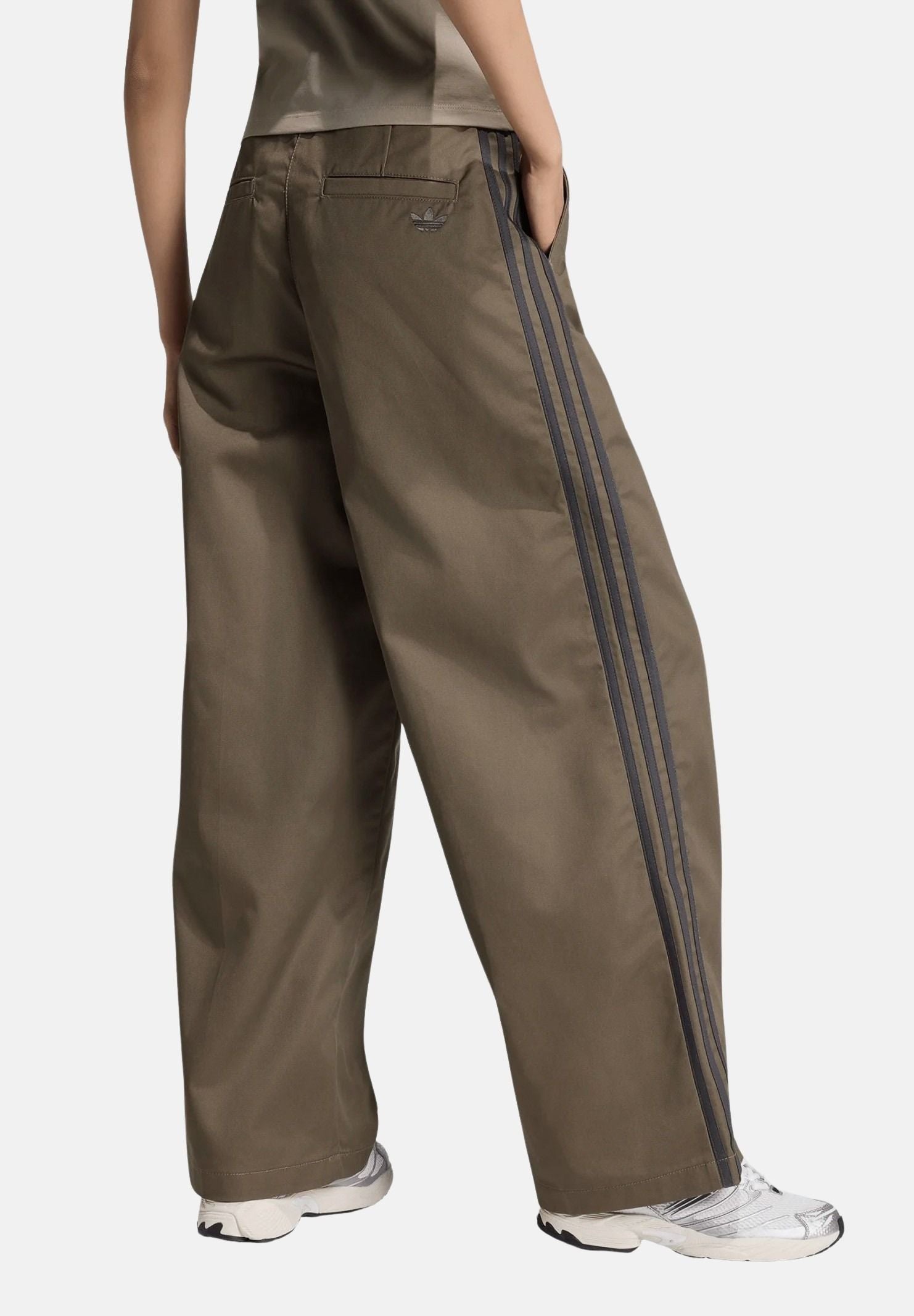 ADIDAS ORIGINALS Pantaloni TAILORED WIDE LEG marrone oliva da donna con taglio sartoriale e gamba ampia. KS9950 . ADIDAS ORIGINALS 