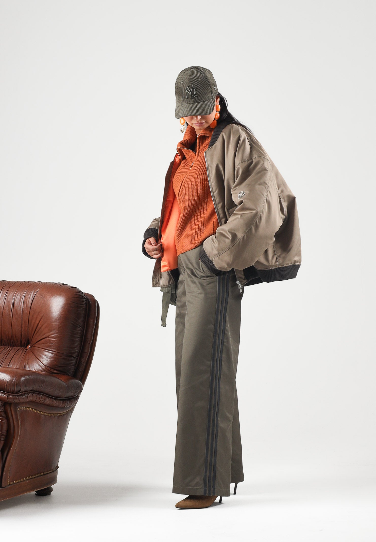 ADIDAS ORIGINALS Pantaloni TAILORED WIDE LEG verde oliva da donna con taglio sartoriale e gamba ampia. KS9950 . ADIDAS ORIGINALS 