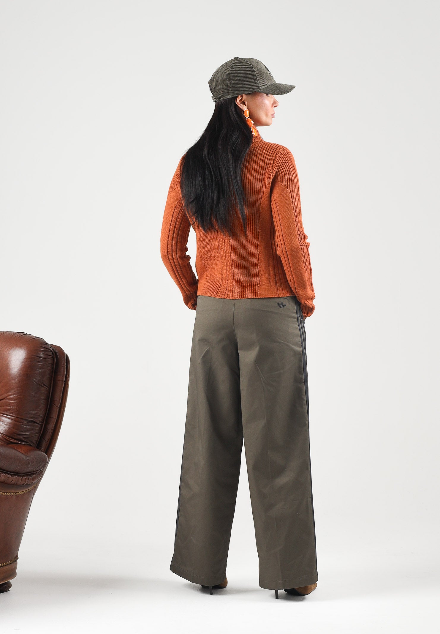 ADIDAS ORIGINALS Pantaloni TAILORED WIDE LEG verde oliva da donna con taglio sartoriale e gamba ampia. KS9950 . ADIDAS ORIGINALS 