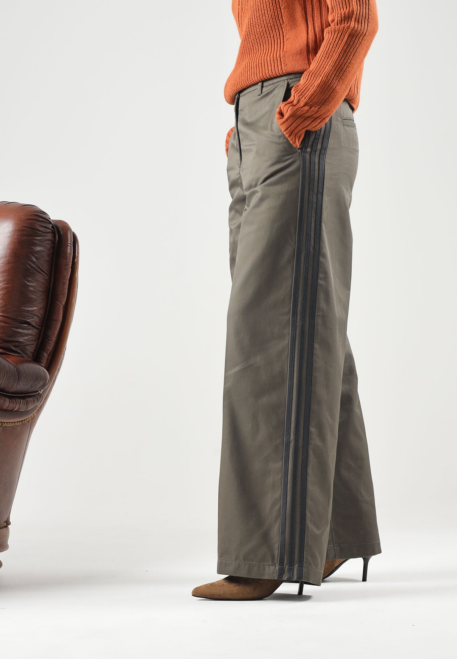 ADIDAS ORIGINALS Pantaloni TAILORED WIDE LEG verde oliva da donna con taglio sartoriale e gamba ampia. KS9950 . ADIDAS ORIGINALS 
