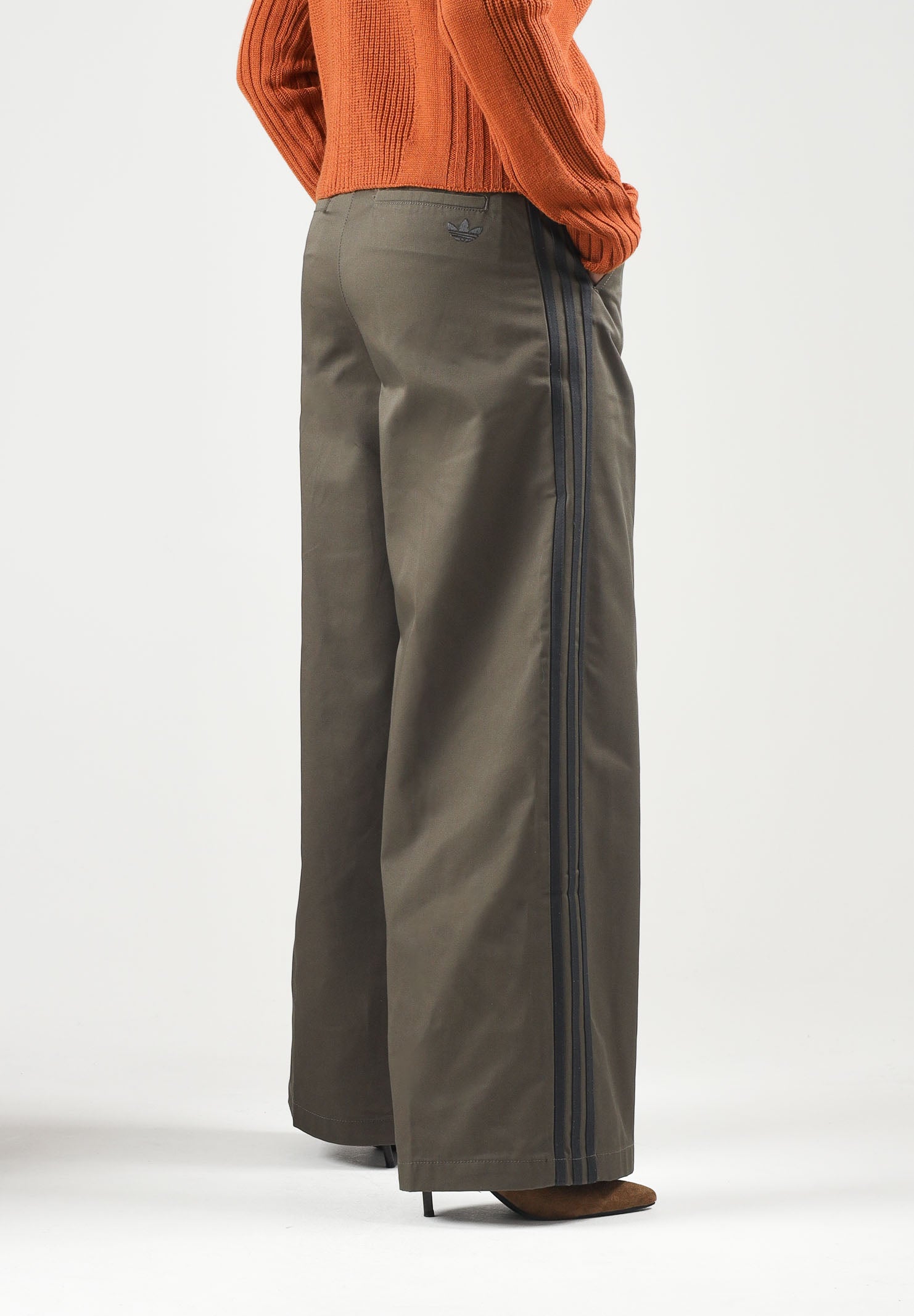 ADIDAS ORIGINALS Pantaloni TAILORED WIDE LEG verde oliva da donna con taglio sartoriale e gamba ampia. KS9950 . ADIDAS ORIGINALS 